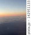 飛行機から望む夕暮れの雲海 142951133