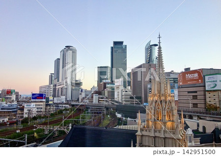 夕暮れ時の名古屋駅周辺の高層ビル群とゴシック様式のチャペル風景 142951500