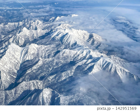 釧路から札幌に向かう機内より眺める雪の大雪山系 釧路から札幌に向かう機内より眺める雪の大雪山系 142951569