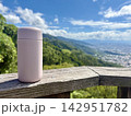 夏の展望台でのひととき ハイキングボトルシリーズ 142951782
