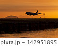 夕暮れ時の着陸 夕暮れ時の着陸 142951895