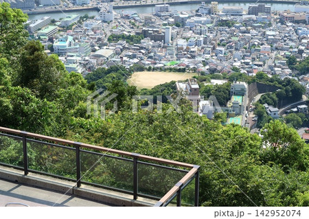 高台からの街並みと水辺の眺望 142952074