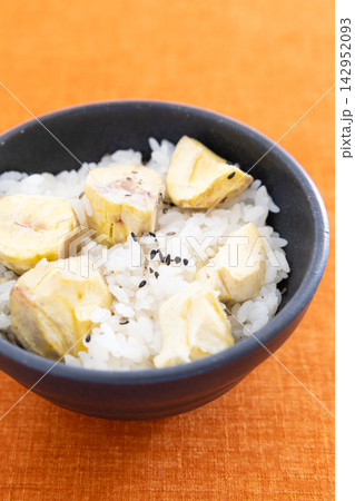 おいしい秋の味覚の栗ごはん 142952093