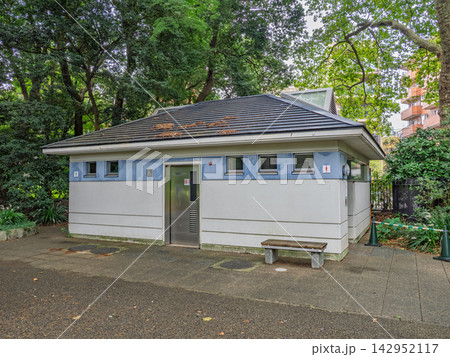 緑に囲まれた公園トイレの建物 緑に囲まれた公園トイレの建物 142952117