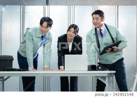建築現場で打ち合わせをする設計士 建築現場で打ち合わせをする設計士 142952148
