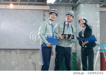 建築現場で打ち合わせをする設計士 建築現場で打ち合わせをする設計士 142952152