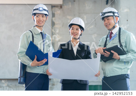 建築現場で打ち合わせをする設計士 142952153