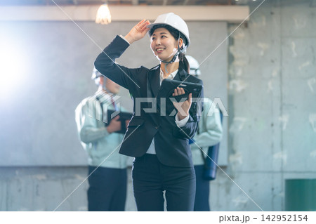 建築現場で働く設計士 142952154