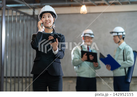 建築現場で働く設計士 142952155