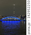 幻想的な青くライトアップされた橋と東京スカイツリーの夜景 142952250