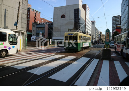 レトロ路面電車が走る街並み レトロ路面電車が走る街並み 142952349