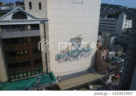 街を見下ろす龍の壁画アート 142952407