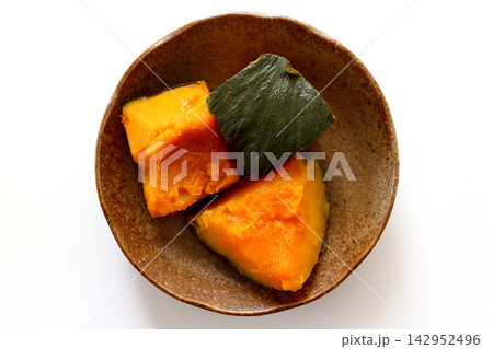 白背景の真上から見たかぼちゃの煮物 142952496