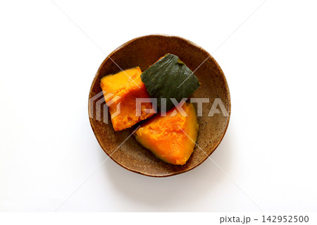 白背景の真上から見たかぼちゃの煮物 白背景の真上から見たかぼちゃの煮物 142952500