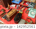 古き良き品物が並ぶ昭和レトロな骨董市 142952561