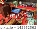 古き良き品物が並ぶ昭和レトロな骨董市 142952562