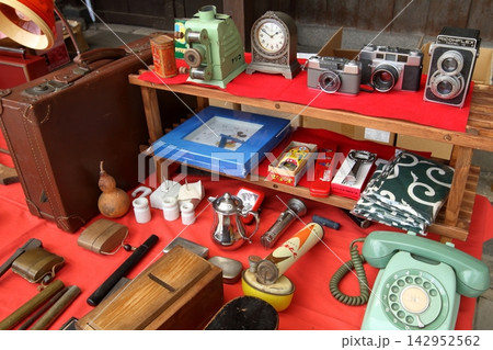 古き良き品物が並ぶ昭和レトロな骨董市 古き良き品物が並ぶ昭和レトロな骨董市 142952562