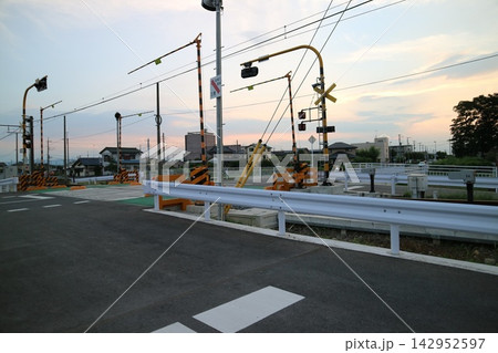 夕暮れの踏切道 142952597