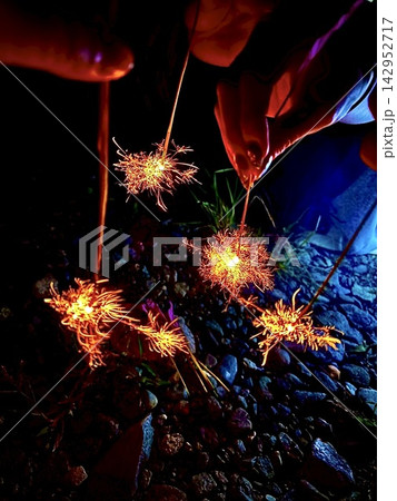 「夏の夜を彩る幻想的な線香花火|ノスタルジックな夏の風景」 「夏の夜を彩る幻想的な線香花火|ノスタルジックな夏の風景」 142952717