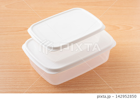木製テーブルに重ねたふた付き食品保存容器 木製テーブルに重ねたふた付き食品保存容器 142952850