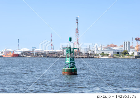東扇島東公園から見た東京湾の川崎航路第3号灯浮標と京浜工業地帯1 142953578
