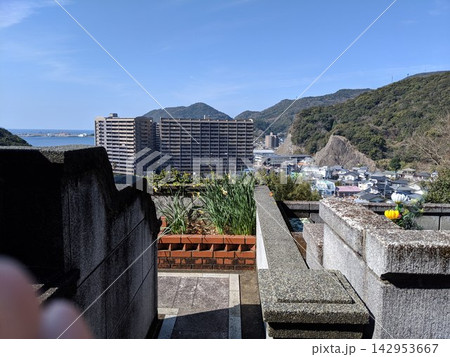 青空と海の広がる港町風景 青空と海の広がる港町風景 142953667