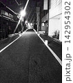 京都の夜道 142954302