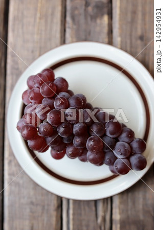 水滴をまとった甘くて美味しいデラウエア　種なし茶ブドウ 142954931