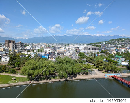 松本城の天守から見下ろす市街地と北アルプスの絶景 松本城の天守から見下ろす市街地と北アルプスの絶景 142955961