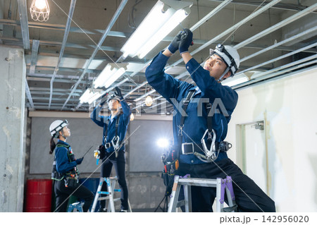 建築現場で働く電気工事士 建築現場で働く電気工事士 142956020