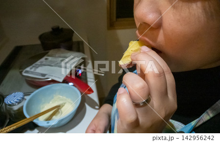 揚げたての天ぷらを味見する妻 揚げたての天ぷらを味見する妻 142956242