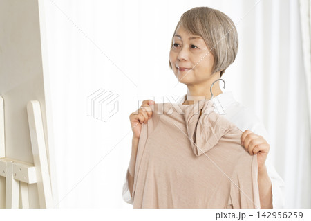 洋服を選ぶシニア女性 洋服を選ぶシニア女性 142956259