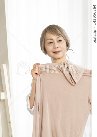 洋服を選ぶシニア女性 洋服を選ぶシニア女性 142956264