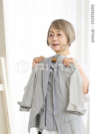 洋服を選ぶシニア女性 洋服を選ぶシニア女性 142956269