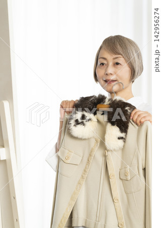 洋服を選ぶシニア女性 142956274