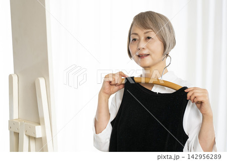 洋服を選ぶシニア女性 洋服を選ぶシニア女性 142956289