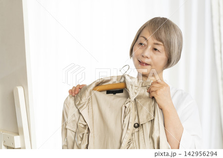 洋服を選ぶシニア女性 洋服を選ぶシニア女性 142956294