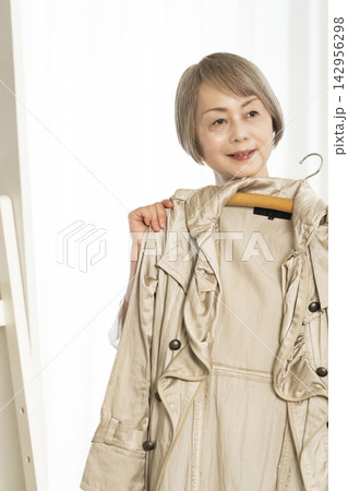 洋服を選ぶシニア女性 洋服を選ぶシニア女性 142956298