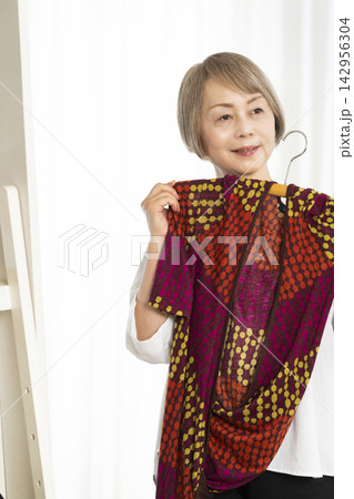洋服を選ぶシニア女性 洋服を選ぶシニア女性 142956304