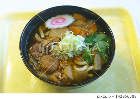 彩り豊かな具沢山うどん 彩り豊かな具沢山うどん 142956388