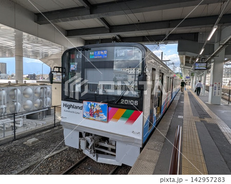 松本駅に停車中のアルピコ交通のラッピング車両 142957283