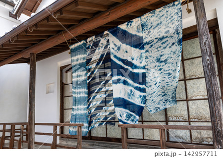 軒下に干されている伝統工芸品「徳島藍染」 軒下に干されている伝統工芸品「徳島藍染」 142957711