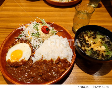エッグカリーバーグディッシュ(ご飯・サラダ大盛り) エッグカリーバーグディッシュ(ご飯・サラダ大盛り) 142958220