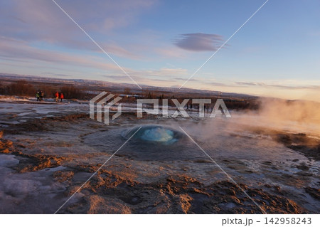 ゲイシールの間欠泉 　The Geysir Geyser 142958243