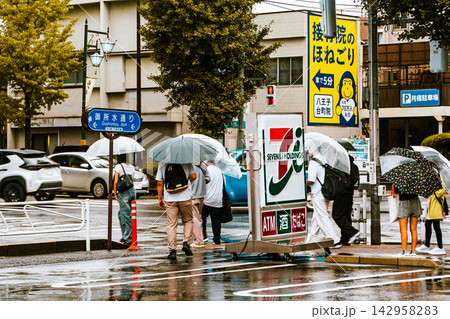 コンビニ駐車場から見た雨の交差点風景 コンビニ駐車場から見た雨の交差点風景 142958283