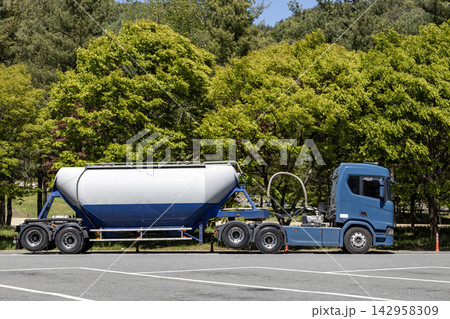 A large tractor unit coupled with a bulk cement trailer (BCT) A large tractor unit coupled with a bulk cement trailer (BCT) 142958309