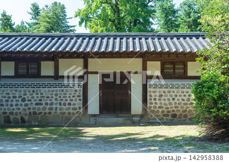 Traditional Korean Hanok building with stone wall and tiled roof in Seonjeongneung, Seoul 142958388