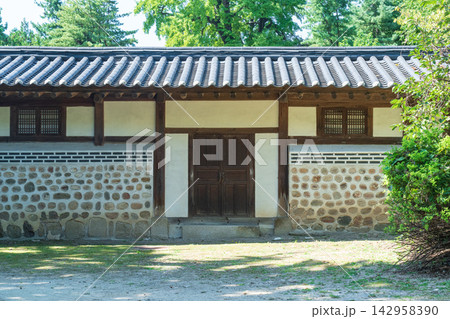 Traditional Korean Hanok building with stone wall and tiled roof in Seonjeongneung, Seoul 142958390