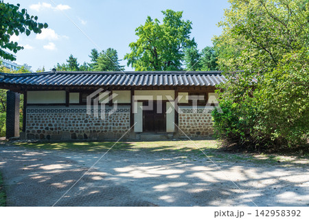 Traditional Korean Hanok building with stone wall and tiled roof in Seonjeongneung, Seoul 142958392