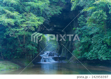 【千葉県】濃溝の滝・亀岩の洞窟 ハート型の光芒 【千葉県】濃溝の滝・亀岩の洞窟 ハート型の光芒 142958397